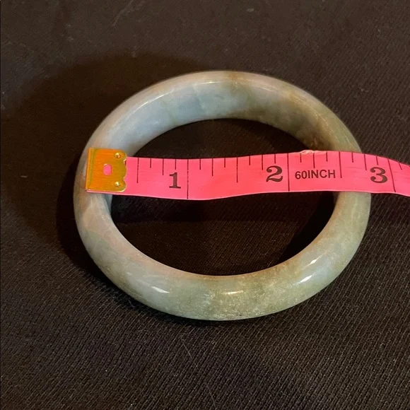 Elegant Green Jade Bangle Bracelet - Picture 2 of 3